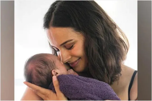 স্তন্যপান করানোর সময় ইনস্টাতে ছবি, ট্রোলের মুখে অভিনেত্রী