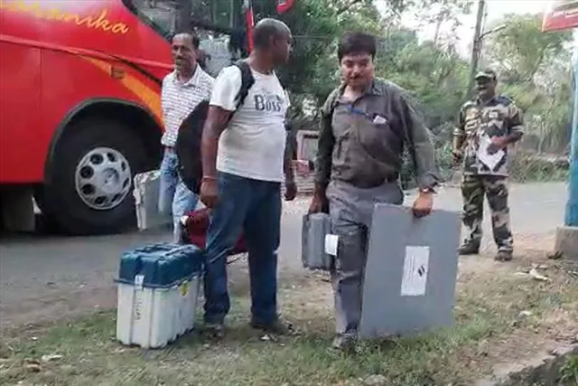 কড়া নিরাপত্তায় বুথে যাচ্ছেন ভোট কর্মীরা