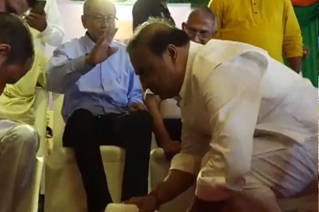 দলের প্রবীণ নেতাদের পা ধুয়ে দিলেন মুখ্যমন্ত্রী, রইল ভিডিও