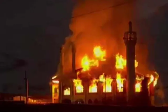 জামিয়া মসজিদে আগুন