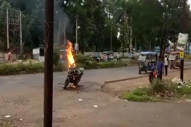 চলন্ত মোটরবাইকে আগুন