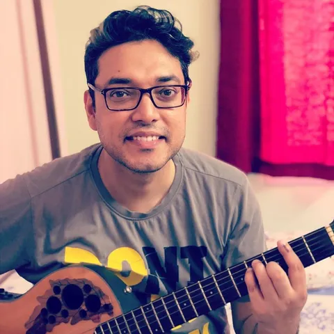 গিটার হাতে অনুপম রায়, কোন গানের সুর বাজাচ্ছেন?