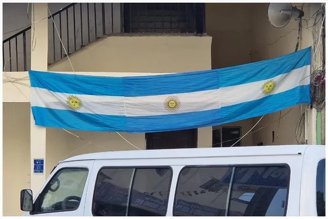 দোহার একাংশের রঙ নীল-সাদা