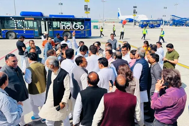 পবন খেরাকে দিল্লি বিমানবন্দরে আটক করার চেষ্টা পুলিশের, বিক্ষোভ শুরু কংগ্রেসের