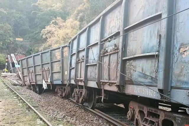 অন্ধ্রপ্রদেশে লাইনচ্যুত মালগাড়ি