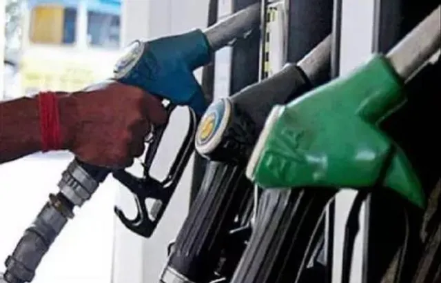 এক ঝটকায় অনেকটা কমল পেট্রোল-ডিজেলের দাম