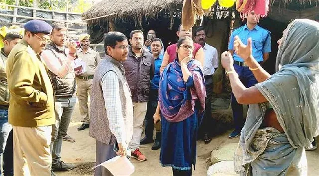 আবাস যোজনায় সমীক্ষায় কারচুপির অভিযোগ, অঙ্গনওয়াড়ি কর্মীকে ঘিরে বিক্ষোভ