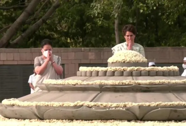 ৩১তম মৃত্যু বার্ষিকীতে রাজীব গান্ধীকে শ্রদ্ধা জানালেন সোনিয়া গান্ধী ও প্রিয়াঙ্কা গান্ধী