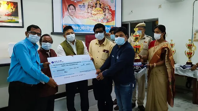 পশ্চিম মেদিনীপুর জেলায়, পূজা পরিক্রমার শ্রেষ্ঠ পুরস্কার তুলে দেওয়া হল কমিটির হাতে