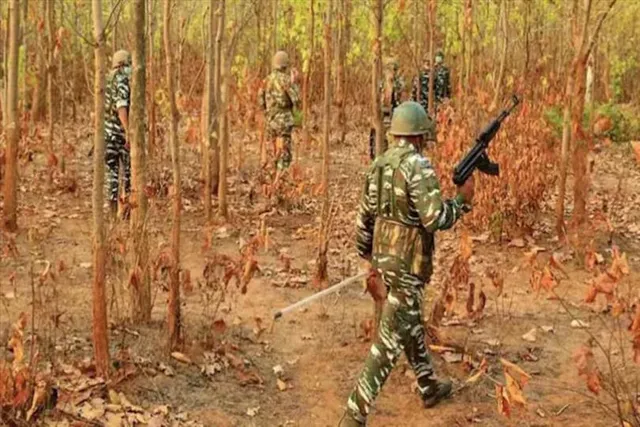 আবারও নিরাপত্তা বাহিনী ও নকশালদের মধ্যে গুলির লড়াই শুরু
