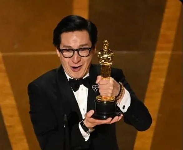 'এভরিথিং,  এভরিওয়্যার' ছবির জন্য সেরা পার্শ্ব অভিনেতার অস্কার জিতেছেন কে হুই কুয়ান