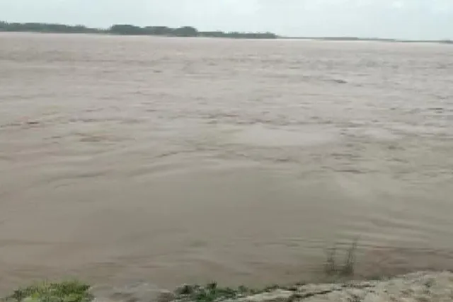 ভারী বৃষ্টিপাতের ফলে বন্যা পরিস্থিতি ওডিশায়