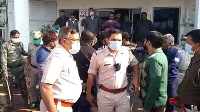 টোল প্লাজার অফিসের ভেতরে বহিরাগত হামলা