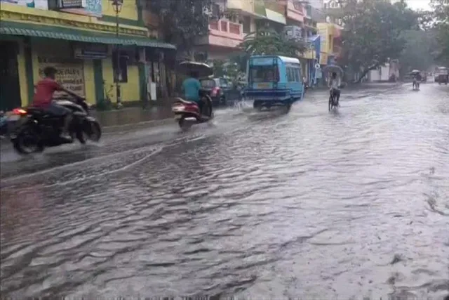 আকস্মিক বৃষ্টির জেরে জলমগ্ন বহু এলাকা