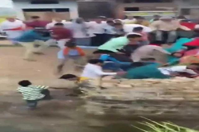 ছট পুজোর সময় খালে কালভার্টের একাংশ ভেঙে পড়ে বিপত্তি