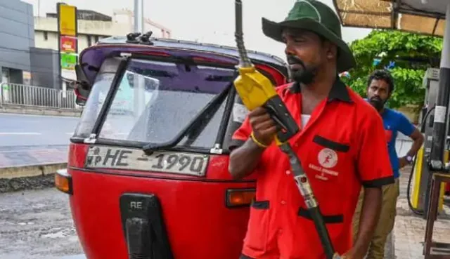 জ্বালানি তেলের দাম কমাল ‘দেউলিয়া’ শ্রীলঙ্কা