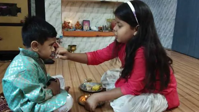 খালি মেঝেতে নয়, ভাইফোঁটা দিন আসনে কিংবা পিঁড়িতে বসে