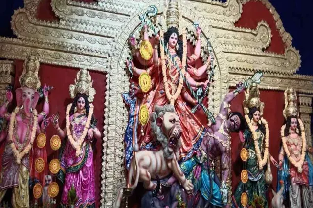 নিভুজি মোড় সার্বজনীন দুর্গোৎসবে চলছে সপ্তমীর প্রস্তুতি