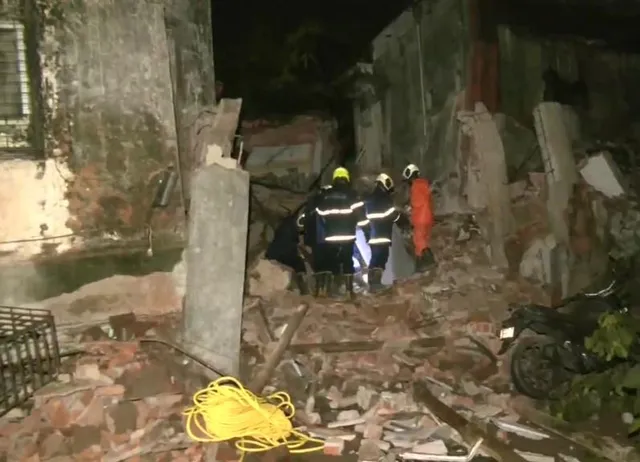 মুম্বইয়ের নায়েক নগরে একটি চারতলা ভবন ধস