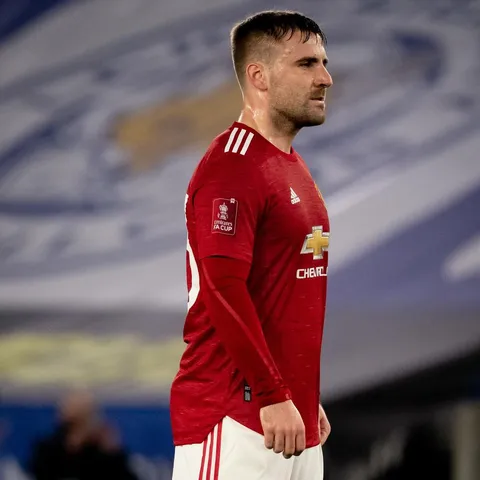 লুক-কে নিয়ে দ্বন্দ্বে ইংল্যান্ড