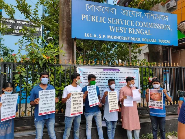 পিএসসি অফিসের সামনে বিক্ষোভ চাকরিপ্রার্থীদের