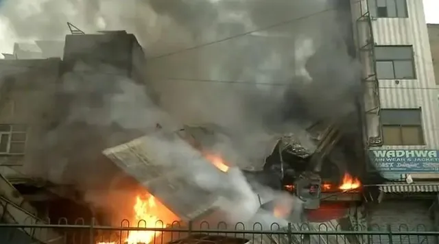 জোড়া বিধ্বংসী আগুনের আঁচে ঘুম ভাঙল দিল্লির