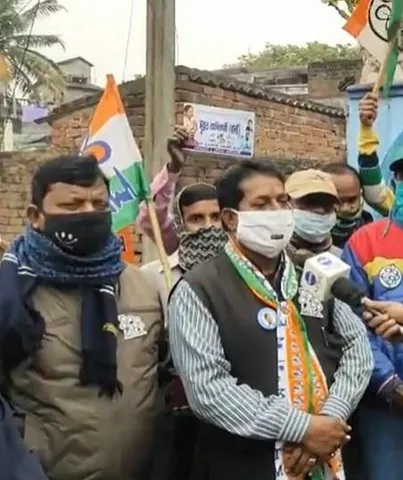 ডোর টু ডোর প্রচারে ব্যস্ত তৃণমূল কংগ্রেস প্রার্থী