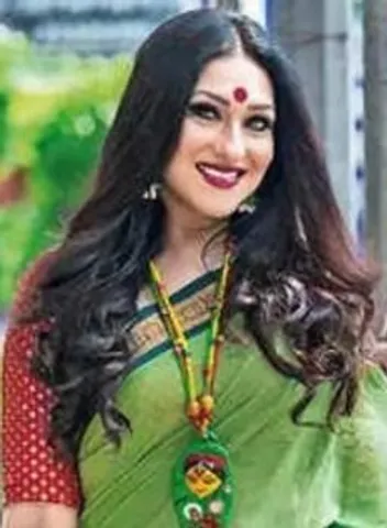 হাতে তুলে নিলেন কাঠি,ঢাক বাজানোয় মাতলেন ঋতুপর্ণা সেনগুপ্ত দেখুন