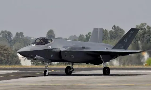 এফ-৩৫ ও বোমারু বিমান প্রদর্শনের মাধ্যমে ভারতকে রাশিয়ার কাছ থেকে দূরে সরিয়ে নেওয়ার চেষ্টা করছে যুক্তরাষ্ট্র