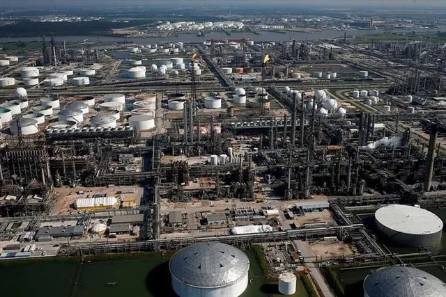 টেক্সাসে টর্নেডোর কারণে শোধনাগার বিপদগ্রস্ত