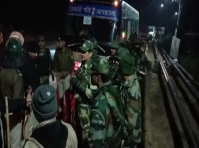 ত্রিপুরার প্রাক্তন মুখ্যমন্ত্রী বিপ্লব দেবের বাসভবনের বাইরে পুরোহিতদের উপর হামলা, গাড়ি ভাঙচুর