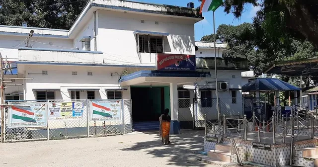 আবগারি দপ্তরের মহিলা আধিকারিকে হেনস্তা