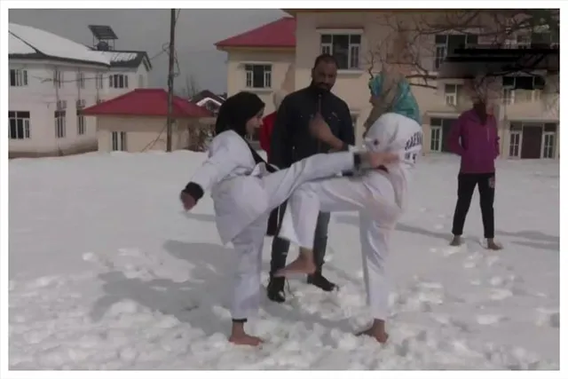 জম্মু ও কাশ্মীরে তুষারের মধ্যে চলছে মার্শাল আর্ট অনুশীলন