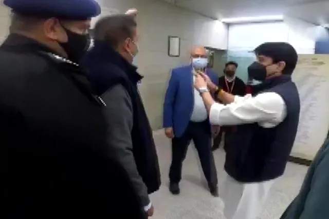 হঠাতই বিমানবন্দরে হাজির হলেন কেন্দ্রীয় মন্ত্রী