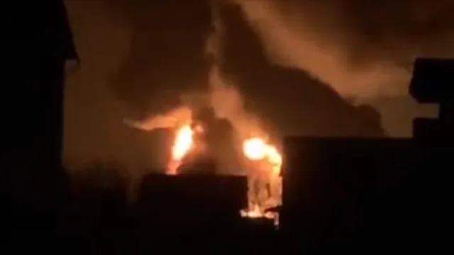 রাশিয়ান বিমান হামলায় ধ্বংস জ্বালানী ডিপো