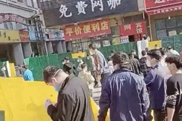 আইফোন কারখানায় বিক্ষোভ