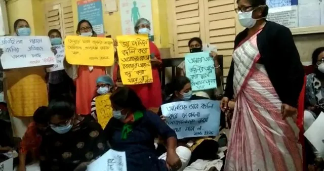 এসএসকেএমে অনশনের চতুর্থ দিনে অসুস্থ ২ নার্স
