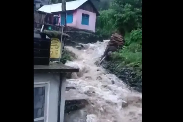 মেঘ ভাঙা বৃষ্টিতে বিপর্যস্ত হিমাচল