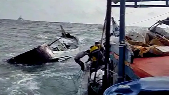 বঙ্গোপসাগরে ট্রলার ডুবিতে  উদ্ধার  ৪৪ জন বাংলাদেশি