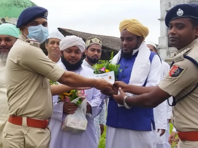 জেলা জুড়ে মসজিদে মসজিদে ইদের শুভেচ্ছা পুলিশের