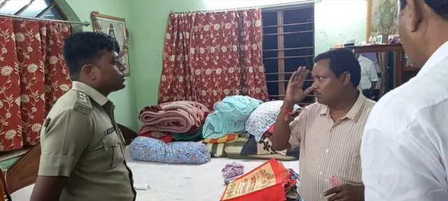 আয়কর দপ্তরের পরিচয় দিয়ে বন্ধুক ঠকিয়ে ৬ লক্ষ টাকা ও সোনার গহনা লুঠ