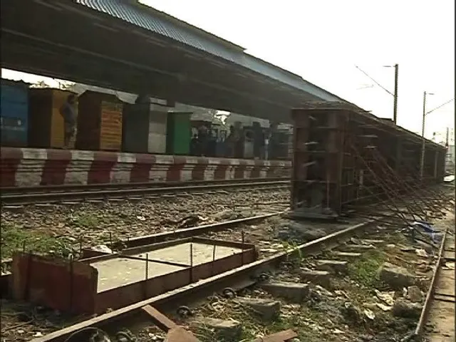 দমদম ক্যান্টনমেন্ট সংলগ্ন ইস্ট-ওয়েস্ট মেট্রো প্রকল্পে দুষ্কৃতী তাণ্ডব