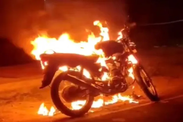 রাজ্য সড়কের ওপর পুড়ে ছাই হয়ে গেল বাইক