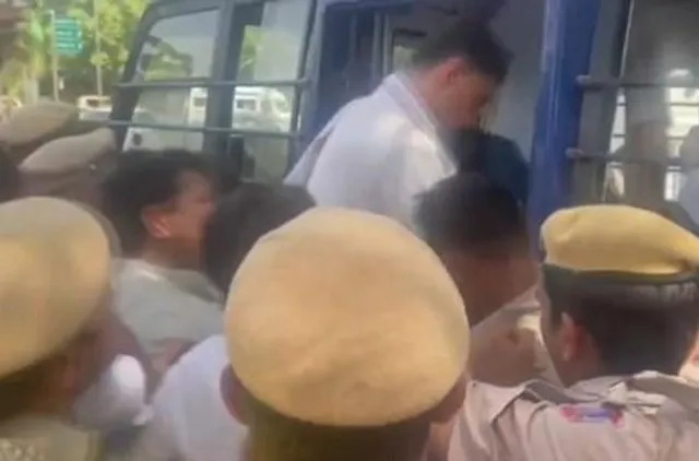 কংগ্রেসের বিক্ষোভ চলাকালীন দিল্লি পুলিশের হাতে আটক শচিন পাইলট