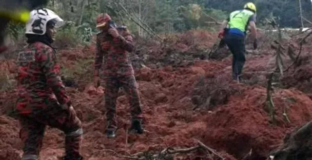 মালয়েশিয়ায় ভয়াবহ ভূমিধসে হত ২১, নিখোঁজ ১২