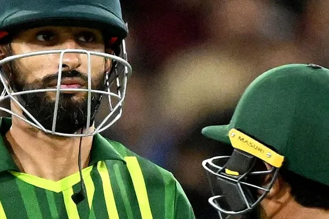 পাকিস্তানের হয়ে জোড়া অর্ধশতরান