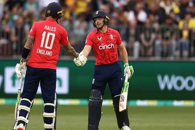 বাটলার - হেলস জুটির সামনে ফিকে শামি - অর্শদীপ ম্যাজিক