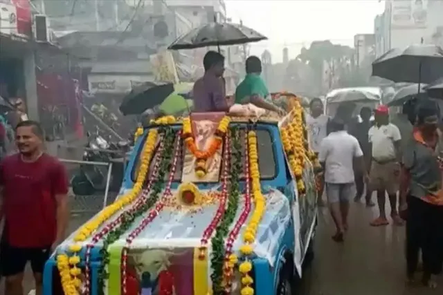 প্রিয় পোষ্যকে চির বিদায় জানাতে বর্নাঢ্য মিছিলের আয়োজন, রইলো ভিডিও