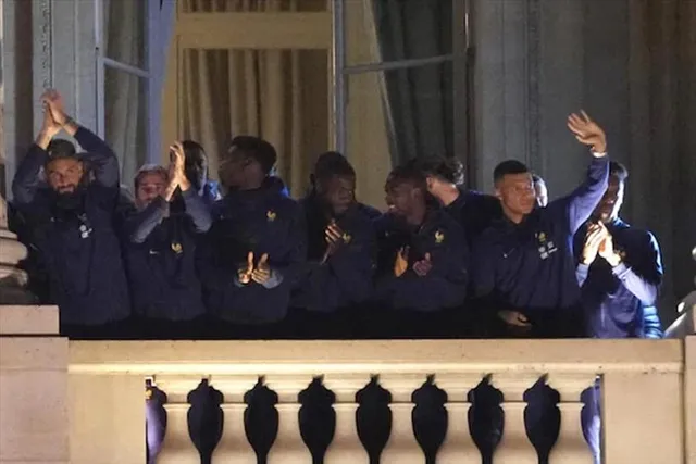 দেশে ফিরে ভক্তদের কাছে উষ্ণ অভ্যর্থনা পেলেন এমবাপ্পেরা