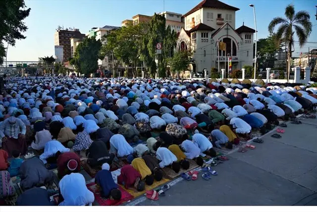 রোগের প্রাদুর্ভাবের মধ্যেও ইন্দোনেশিয়ায় উৎসবের আমেজ